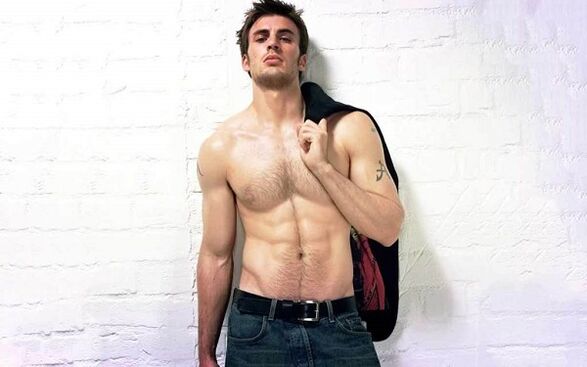 seksi muškarac sa uvećanim penisom