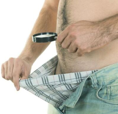 muškarac pregleda svoj penis i želi da ga poveća