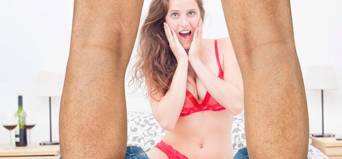 žena iznenađena povećanom veličinom muškog penisa fotografija 2