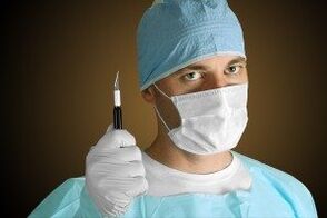 Hirurg koji izvodi operaciju povećanja penisa iz medicinskih razloga